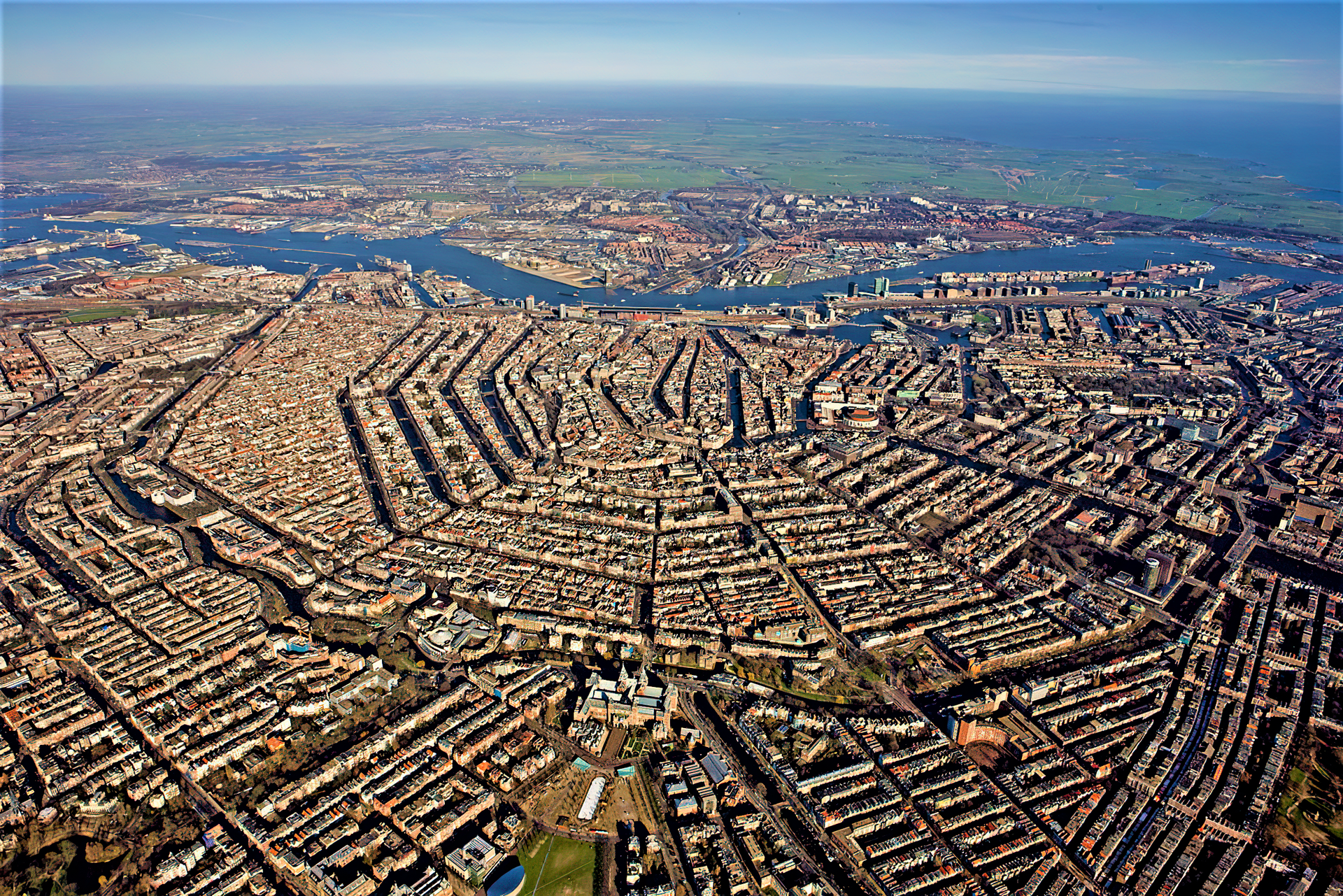 Amsterdam (AMS) — สนามบินคอริดอร์ชาวไทยในต่างประเทศ, photo via Wikimedia Commons (Wikipedia summary image)