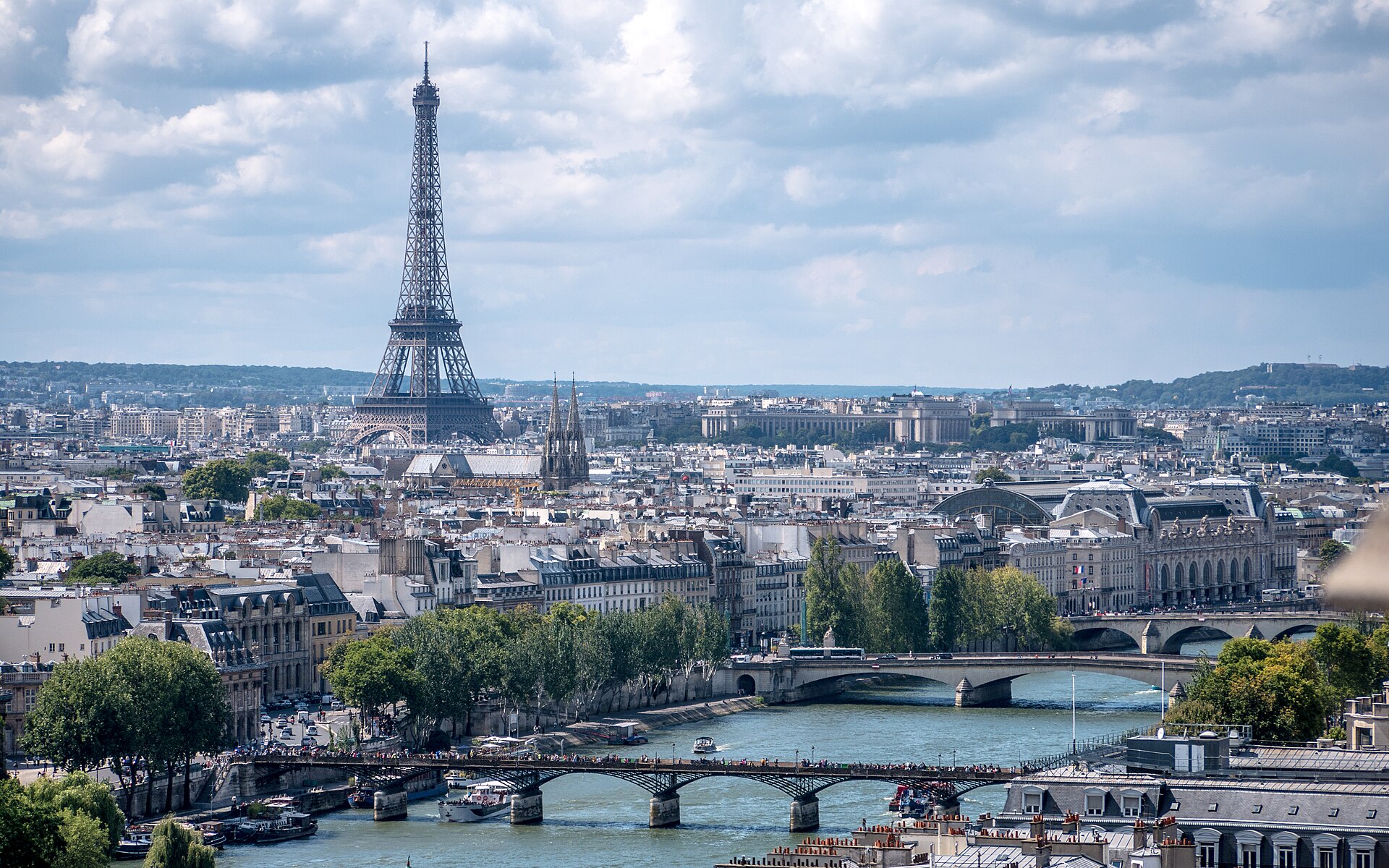 Paris (CDG) — สนามบินคอริดอร์ชาวไทยในต่างประเทศ, photo via Wikimedia Commons (media-list scan)
