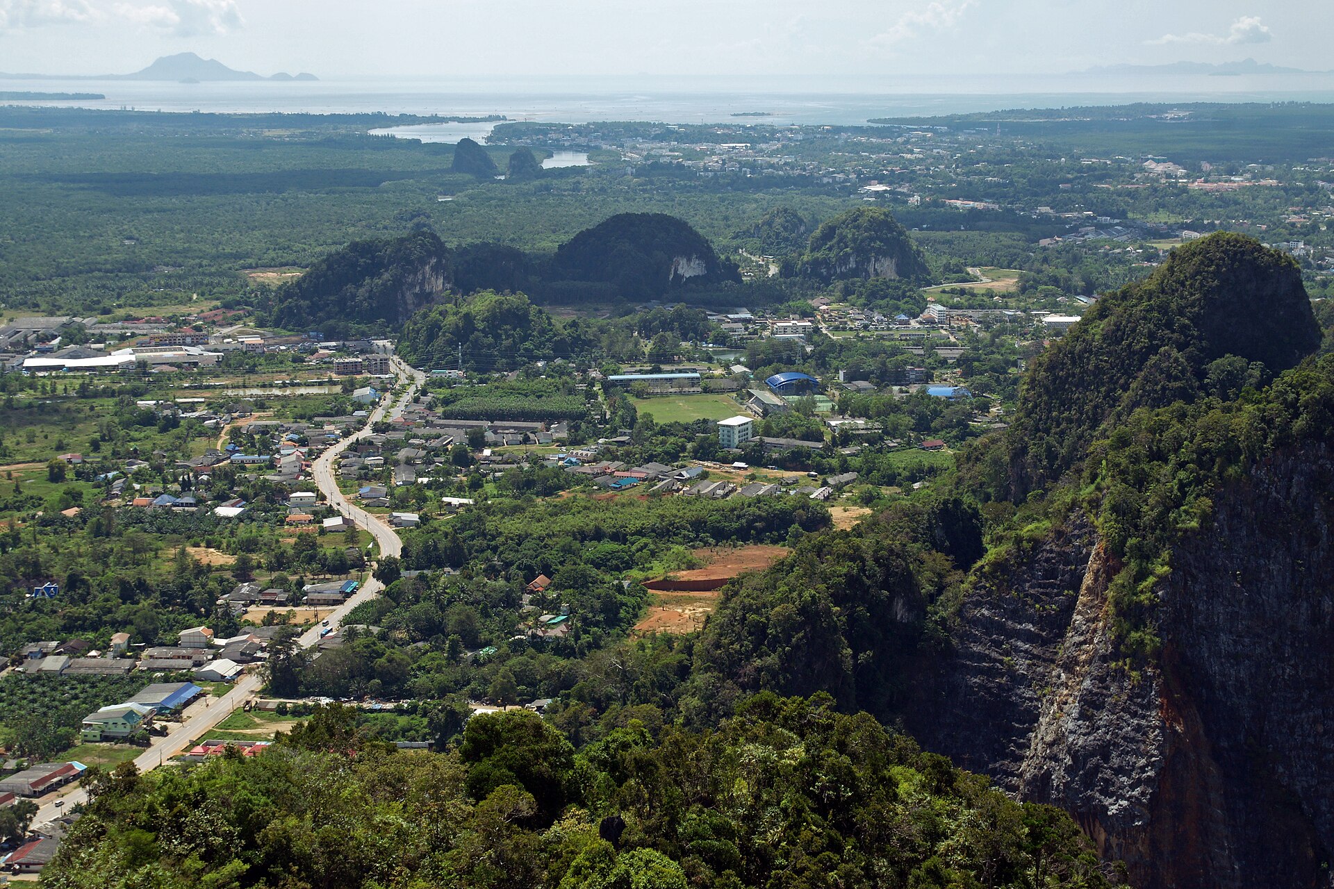 Krabi (KBV) — สนามบินนานาชาติ, photo via Wikimedia Commons (Wikipedia summary image)